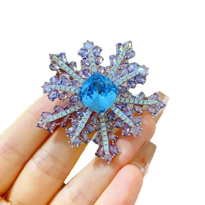 Broche flocon de neige de luxe avec cristaux bleus et violets sur métal argent