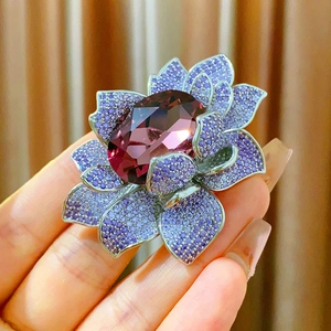 Luxe broche lotus en améthyste violette avec pétales étincelants sur base en métal argenté