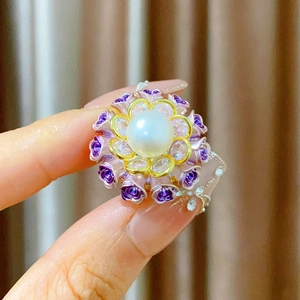 Bague fleur dorée avec perle d'eau douce blanche et pétales de fleurs en émail violet