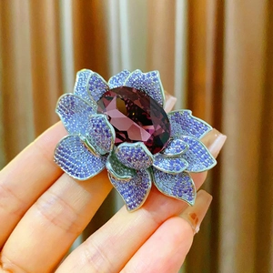 Broche fleur de lotus en améthyste luxueuse avec pétales de cristal et base argentée