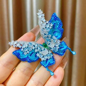 Exquisito broche de mariposa de doble capa con circón brillante y alas azules