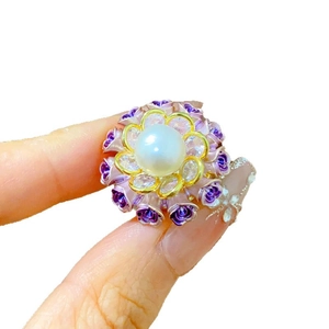 Broche élégante en émail floral avec perle d'eau douce et design rose pour costumes