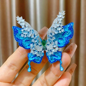 Exquisito broche de mariposa azul de doble capa con circones y colgante de gema verde