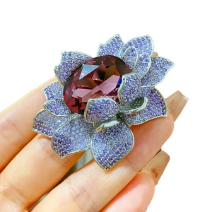 Broche luxueuse en améthyste lotus avec pétales argentés et cristaux micro-pave