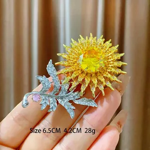 Élégante broche tournesol bicolore avec oxyde de zirconium jaune et détails scintillants