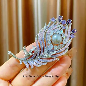 Squisita spilla a piuma di pavone con zirconi viola e perla grigia, misura 7,0x3,5 cm