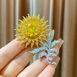 Broche tournesol bicolore élégante avec zircone jaune et cristaux sertis de micro