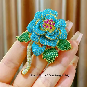 Squisita spilla floreale con pietre blu e accenti rosa, dimensioni 6,5 cm x 5,0 cm