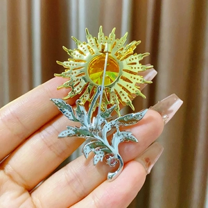Vue détaillée du dos d'une broche tournesol montrant le fermoir et la base en métal
