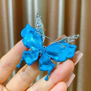 Detalle posterior del broche de mariposa de esmalte azul con cierre y pedrería