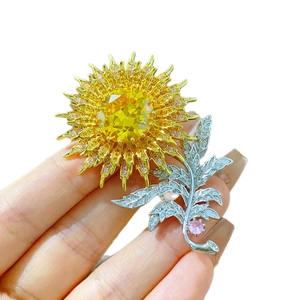 Broche tournesol de luxe avec zircon jaune et pétales dorés pour robe de soirée chic