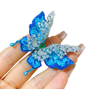 Exquisito broche de mariposa azul de doble capa con circonitas y piedra preciosa verde