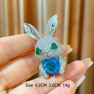 Broche lapin mignonne avec cœur en zircon bleu et yeux verts, 4,5cm x 2,6cm