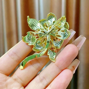 Dettaglio spilla a fiore con retro a nido d'ape e zirconi colorati incastonati