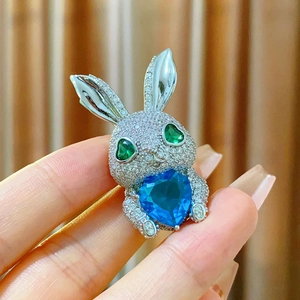 Broche lapin étincelante avec diamants blancs et zircon bleu en forme de coeur