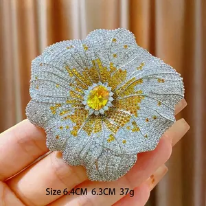Spilla a girasole elegante con zirconi per completi e cappotti, misura 6,4x6,3 cm