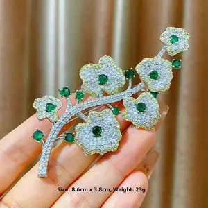 Spilla elegante a fiore di orchidea in zircone argento con pietre bianche e verdi