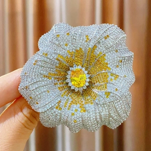 Elegante Spilla a Girasole in Zirconia Rame Micro-incassata Fiore per Abito Cappotto Banchetto Matrimonio Donna Gioielli