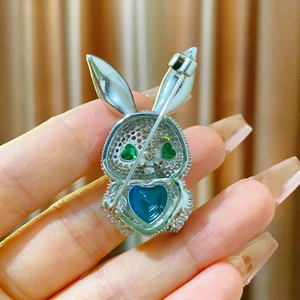 Détail de l'épingle en métal et de la structure de cette broche lapin argentée