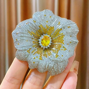 Elegante spilla a forma di girasole con zirconi gialli e bianchi per abiti formali