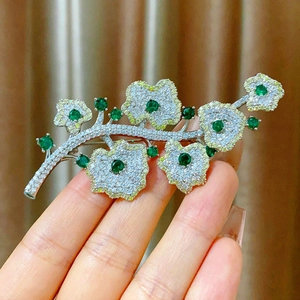 Spilla ramo di orchidea con micro-zirconi e pietre preziose verde smeraldo scintillante