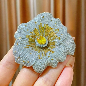 Spilla di lusso a girasole con micro-zirconi gialli e cristalli scintillanti