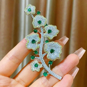 Spilla fiore orchidea di lusso con micro-pavé di zirconi su un ramo argentato