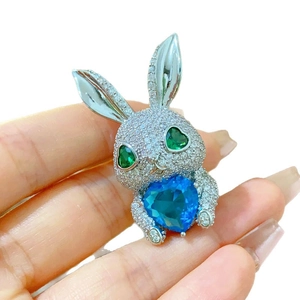 Broche lapin scintillante avec pierre cœur bleue et pavé de zircons blancs sur argent