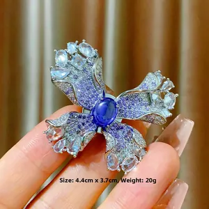 Broche magnétique fleur élégante avec pierre bleue et pavé de zircons violets