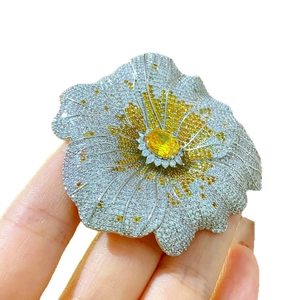 Lussuosa spilla a girasole con zirconi micro-pave e cristallo giallo centrale