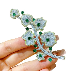 Spilla orchidea di lusso con zirconi micro-pave e pietre color smeraldo su base argento