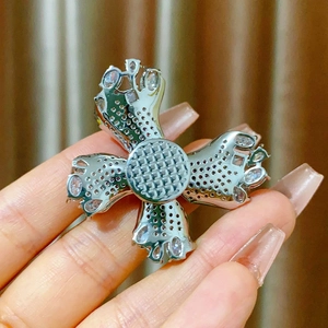 Gros plan sur la broche papillon en argent sertie de zircons et fermoir magnétique