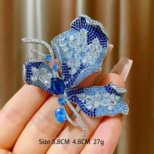 Luxuriöse Schmetterlingsbrosche mit blauen Zirkonia, Silber-Finish, Größe 5,8 cm x 4,8 cm