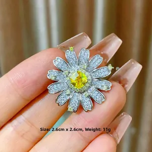 Spilla a margherita elegante con cristallo giallo e petali di zircone, 2,6cm x 2,6cm