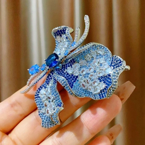 Luxuriöse Schmetterlingsbrosche aus Silber mit blauen und weißen Zirkonia-Kristallen