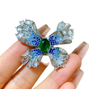 Broche papillon élégante avec pierre verte et pavé de zircons bleus pour les robes
