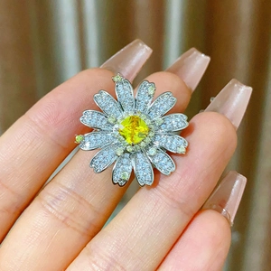 Elegante anello a margherita con pietra gialla taglio cushion e petali pavé bianchi