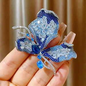 Detailansicht der Luxus Schmetterlingsbrosche mit blau-weißen Zirkonia-Steinen in Silber