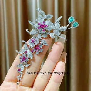 Broche élégante oiseau pie et fleur avec zircons et incrustation de rubis rouge
