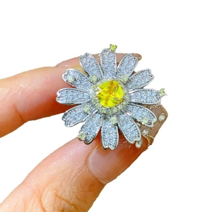 Anello margherita elegante con cristallo giallo quadrato e petali di zircone