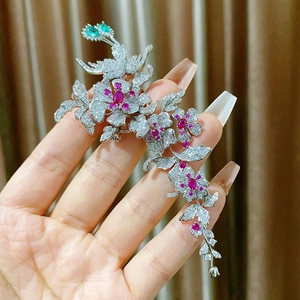Broche fleur et pie élégante avec pampilles en zircon et pierres précieuses colorées
