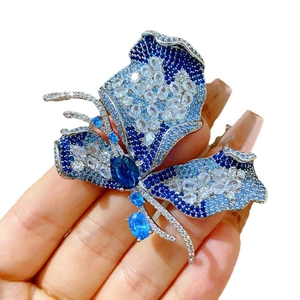 Eleganter silberner Schmetterlingsbrosche mit funkelnden blauen und weißen Zirkonia-Steinen
