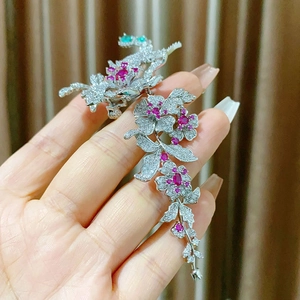 Gros plan détaillé d'une broche fleur de luxe avec zircons et pierres rouges