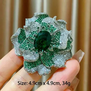 Broche élégante fleur de camélia vert avec micro-pavage de zircone et diamètre 4,9cm