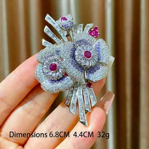 Broche florale élégante avec gemmes violettes et rouges, taille 6,8x4,4 cm