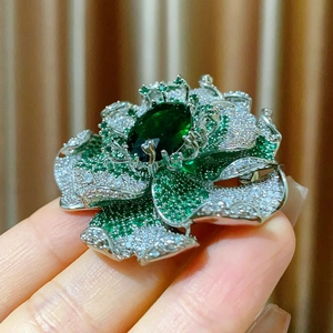 Broche fleur de camélia de luxe avec zircon vert et cristaux sertis en micro-pavé