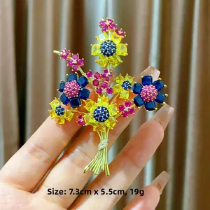Détail de broche florale aux cristaux colorés mesurant 7,3 cm par 5,5 cm