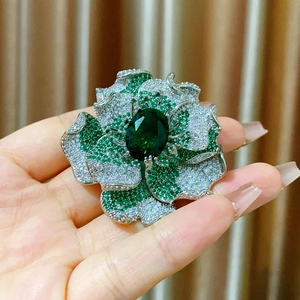 Élégante broche florale avec zircon vert et design camélia sur monture argentée