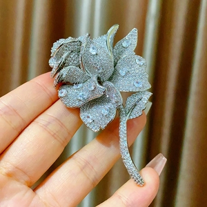 Spilla a rosa d'argento elegante con cristalli incastonati e grandi pietre a goccia
