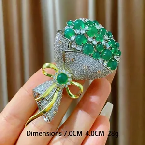 Broche bouquet élégante avec pierres vert émeraude et zircons cubiques brillants